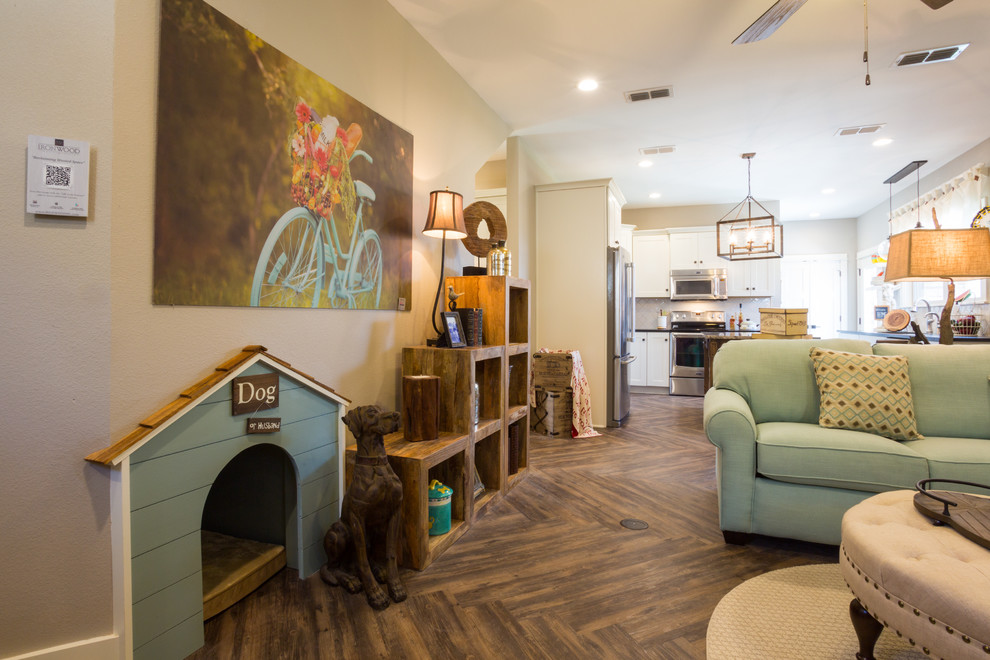 Repräsentatives, Offenes Uriges Wohnzimmer mit grauer Wandfarbe, Vinylboden, Kamin, Kaminumrandung aus Holz und TV-Wand in Austin