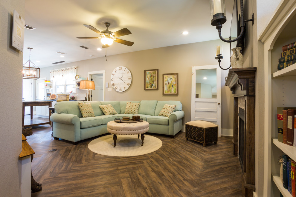 Repräsentatives, Offenes Uriges Wohnzimmer mit grauer Wandfarbe, Vinylboden, Kamin, Kaminumrandung aus Holz und TV-Wand in Austin
