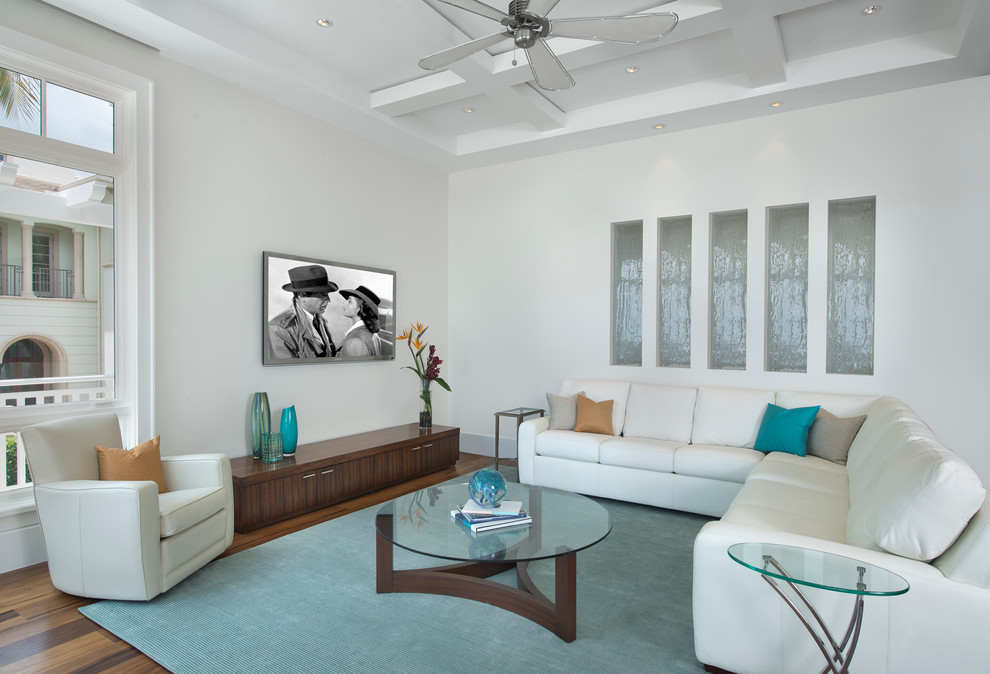 Foto på ett stort maritimt vardagsrum, med vita väggar och en väggmonterad TV