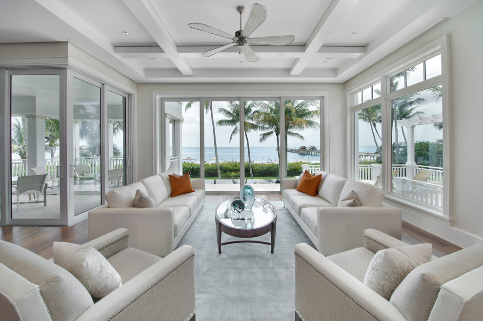 Свежая идея для дизайна: гостиная комната в морском стиле с белыми стенами без камина, телевизора - отличное фото интерьера