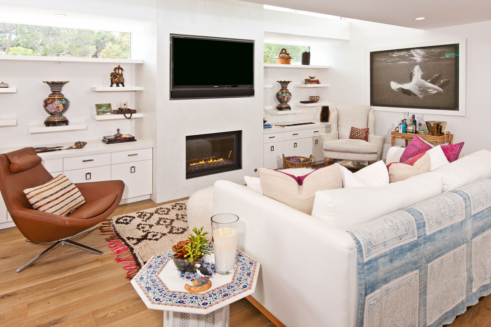 Modernes Wohnzimmer mit weißer Wandfarbe, Gaskamin und Multimediawand in Los Angeles