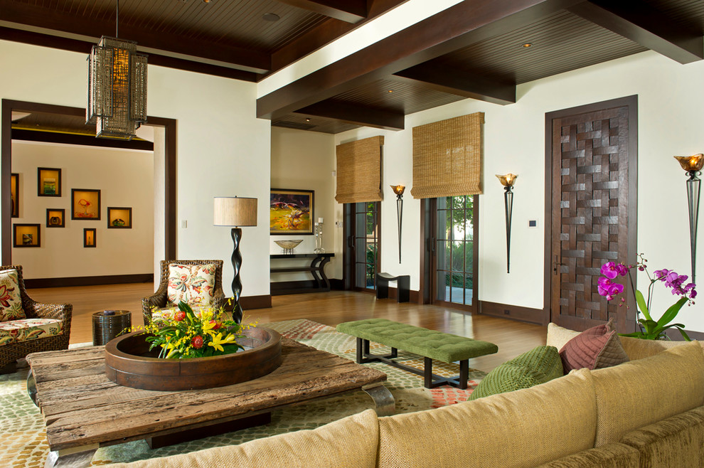 Imagen de salón para visitas abierto tropical grande sin chimenea y televisor con paredes blancas y suelo de madera oscura