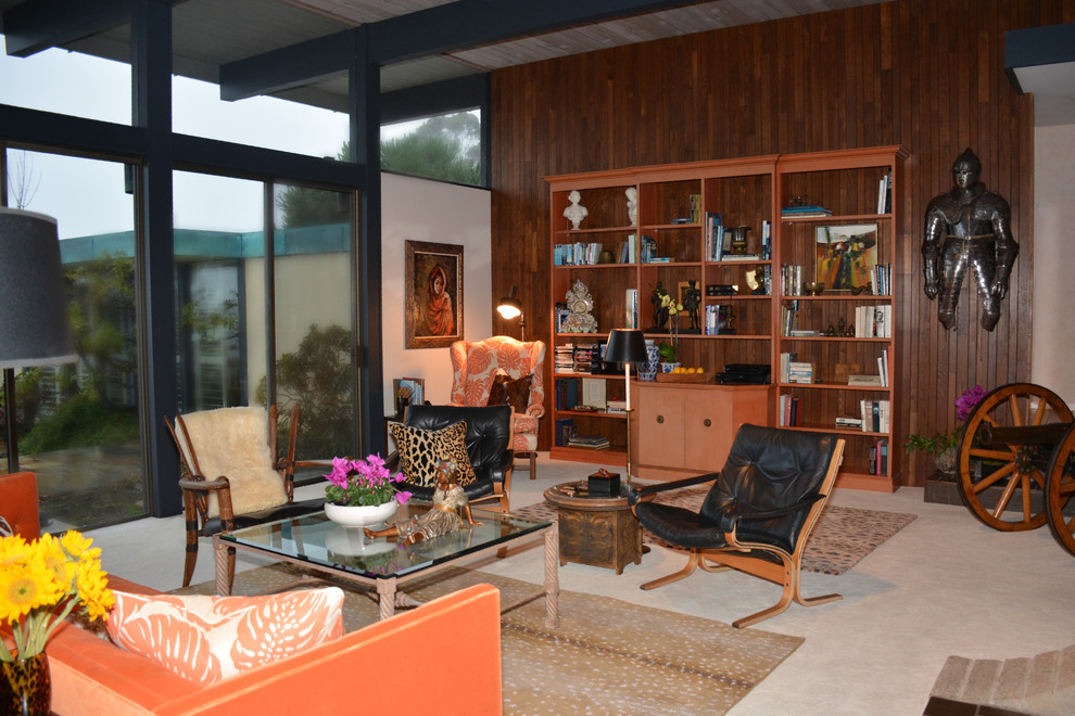 Свежая идея для дизайна: большая парадная, изолированная гостиная комната в стиле ретро с оранжевыми стенами и ковровым покрытием - отличное фото интерьера