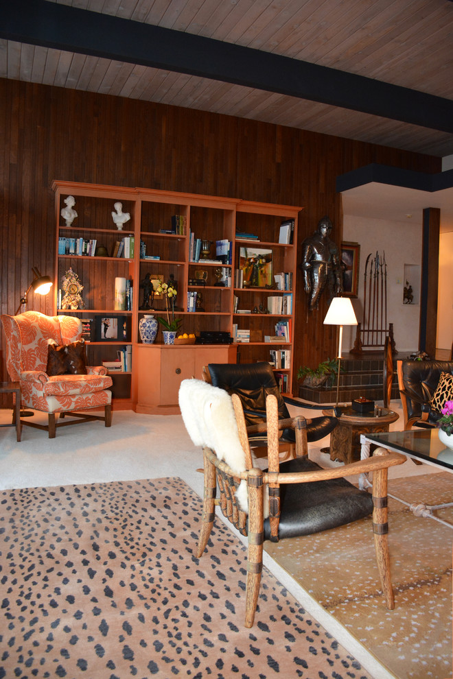 Esempio di un grande soggiorno minimalista chiuso con sala formale, pareti arancioni e moquette