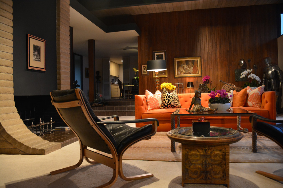 Источник вдохновения для домашнего уюта: большая парадная, изолированная гостиная комната в стиле ретро с оранжевыми стенами и ковровым покрытием