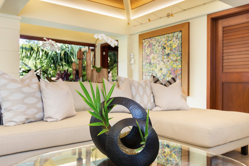 Immagine di un soggiorno tropicale di medie dimensioni e aperto con sala formale, pareti beige e nessun camino