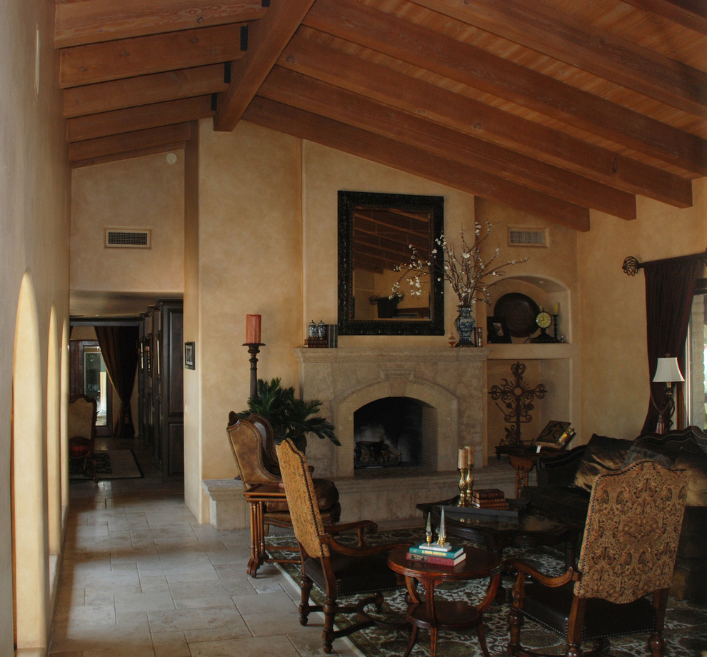 Aménagement d'un salon sud-ouest américain de taille moyenne et fermé avec une salle de réception, un mur beige, un sol en carrelage de céramique, une cheminée standard, un manteau de cheminée en pierre et un sol beige.