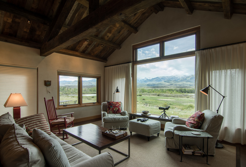 Diseño de salón abierto rural de tamaño medio sin chimenea y televisor con paredes beige, moqueta y suelo beige