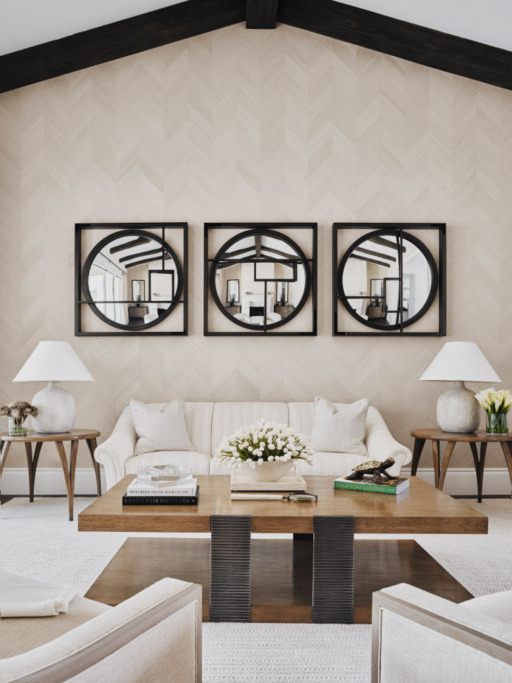 Modelo de salón para visitas abierto clásico renovado grande con paredes beige, suelo de madera oscura y suelo marrón