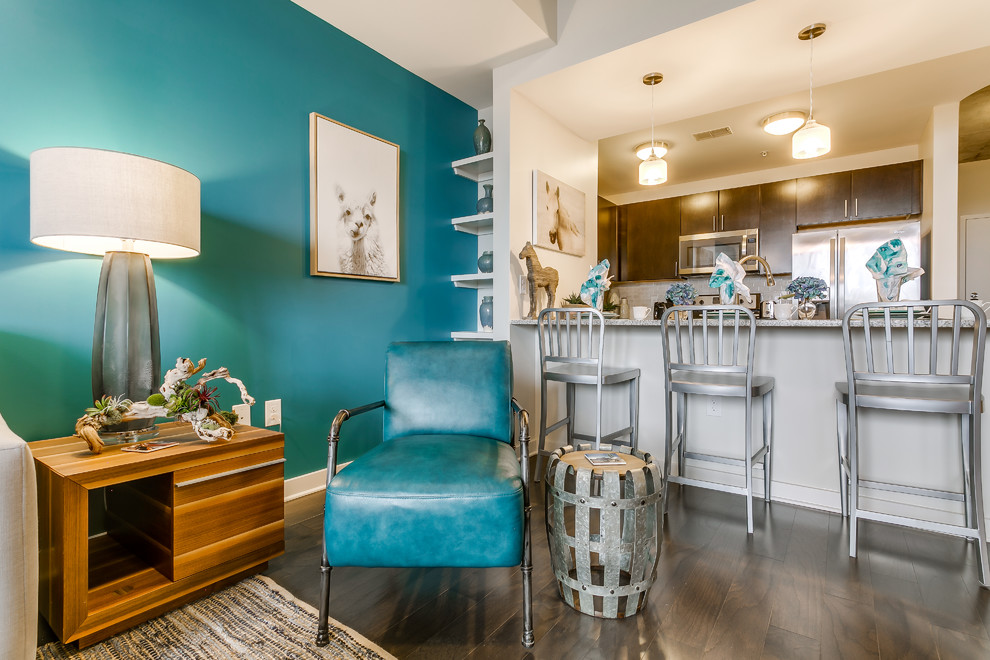 Idee per un piccolo soggiorno classico aperto con pareti blu, pavimento in legno massello medio, camino classico, TV autoportante e pavimento marrone