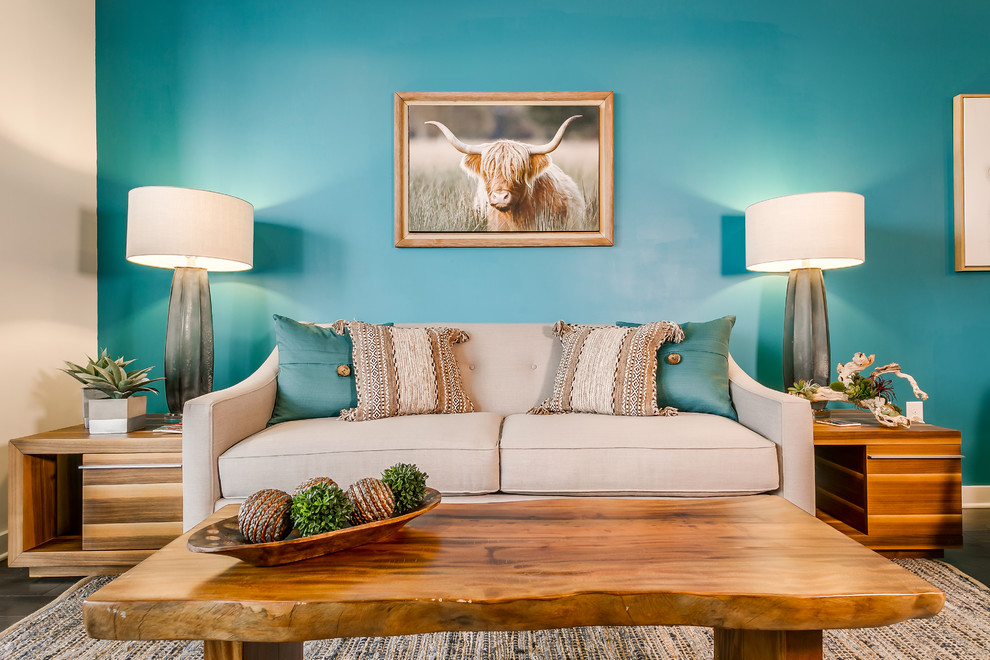 Esempio di un piccolo soggiorno chic aperto con angolo bar, pareti blu, pavimento in legno massello medio, camino classico, TV autoportante e pavimento marrone