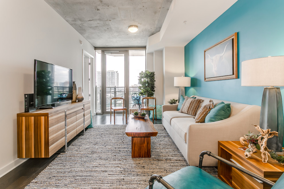 На фото: маленькая открытая гостиная комната в стиле неоклассика (современная классика) с синими стенами, паркетным полом среднего тона, стандартным камином, отдельно стоящим телевизором и коричневым полом для на участке и в саду