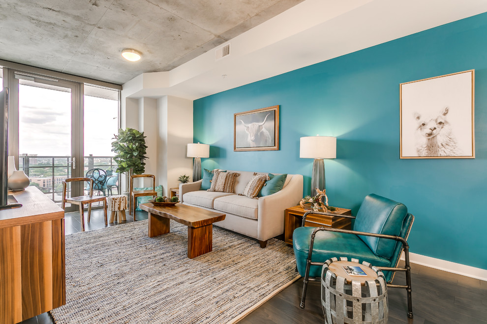Diseño de salón abierto tradicional renovado pequeño con paredes azules, suelo de madera en tonos medios, todas las chimeneas, televisor independiente y suelo marrón