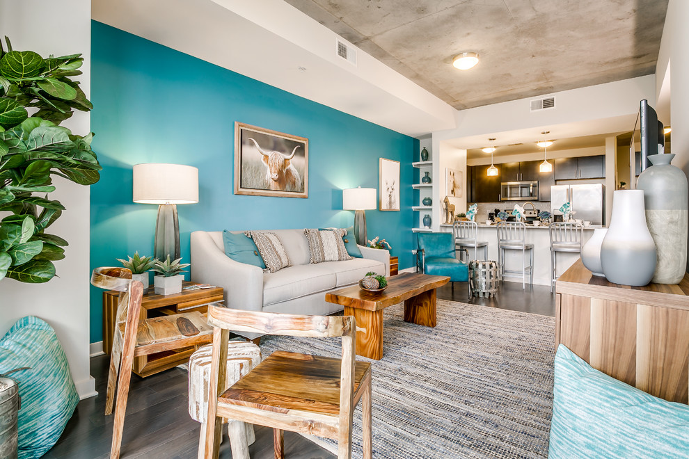 Esempio di un piccolo soggiorno chic aperto con angolo bar, pareti blu, pavimento in legno massello medio, camino classico, TV autoportante e pavimento marrone