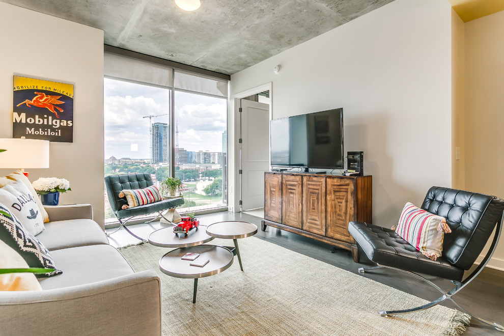 Immagine di un piccolo soggiorno classico aperto con pareti beige, pavimento in legno massello medio, TV autoportante e pavimento marrone