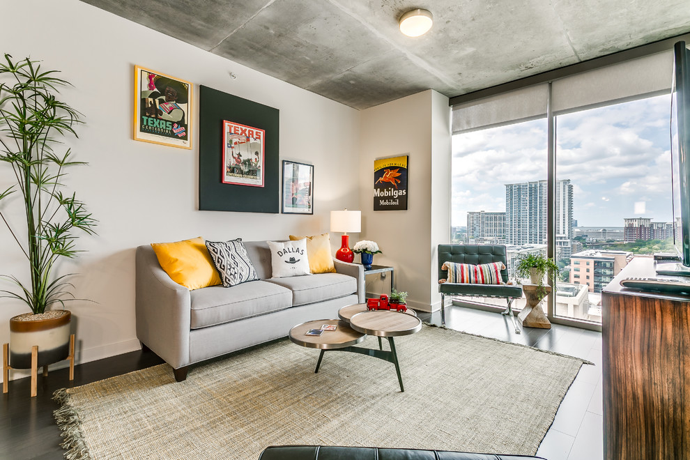 Kleines, Offenes Klassisches Wohnzimmer mit beiger Wandfarbe, braunem Holzboden, freistehendem TV und braunem Boden in Dallas
