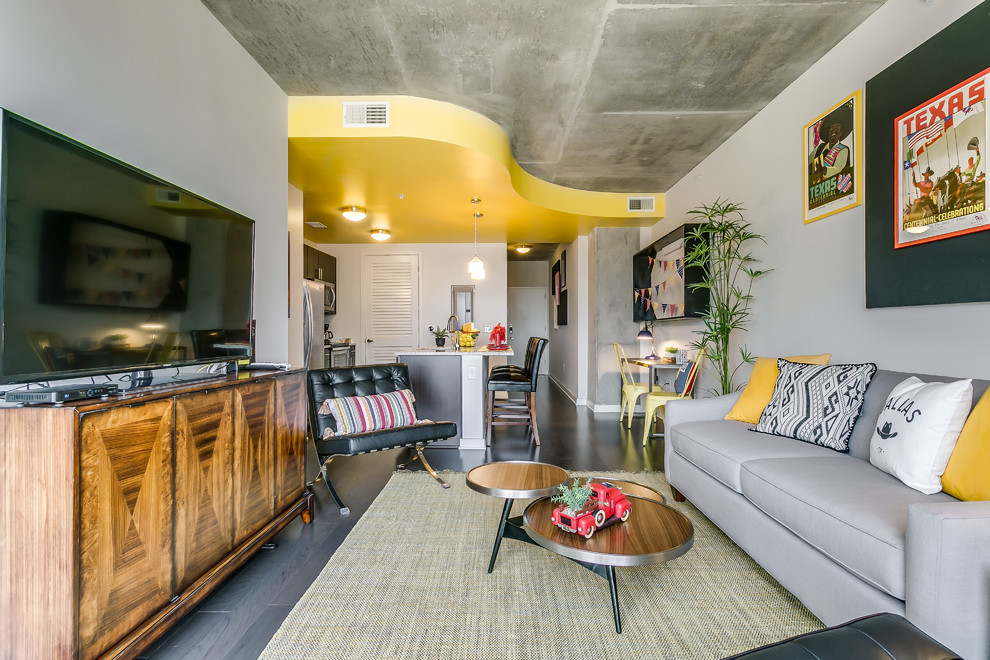 Foto di un piccolo soggiorno tradizionale aperto con pareti beige, pavimento in legno massello medio, TV autoportante e pavimento marrone