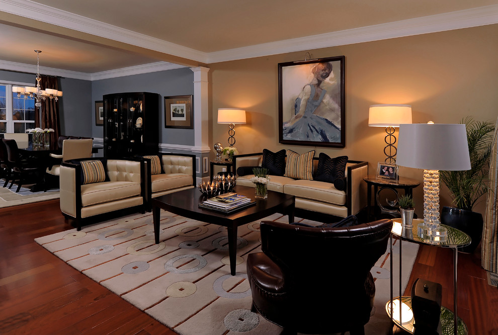 Großes, Repräsentatives, Fernseherloses, Abgetrenntes Klassisches Wohnzimmer ohne Kamin mit beiger Wandfarbe und dunklem Holzboden in Washington, D.C.