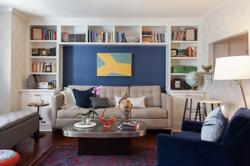 Идея дизайна: гостиная комната в стиле неоклассика (современная классика) с с книжными шкафами и полками, синими стенами, полом из бамбука и коричневым полом без камина
