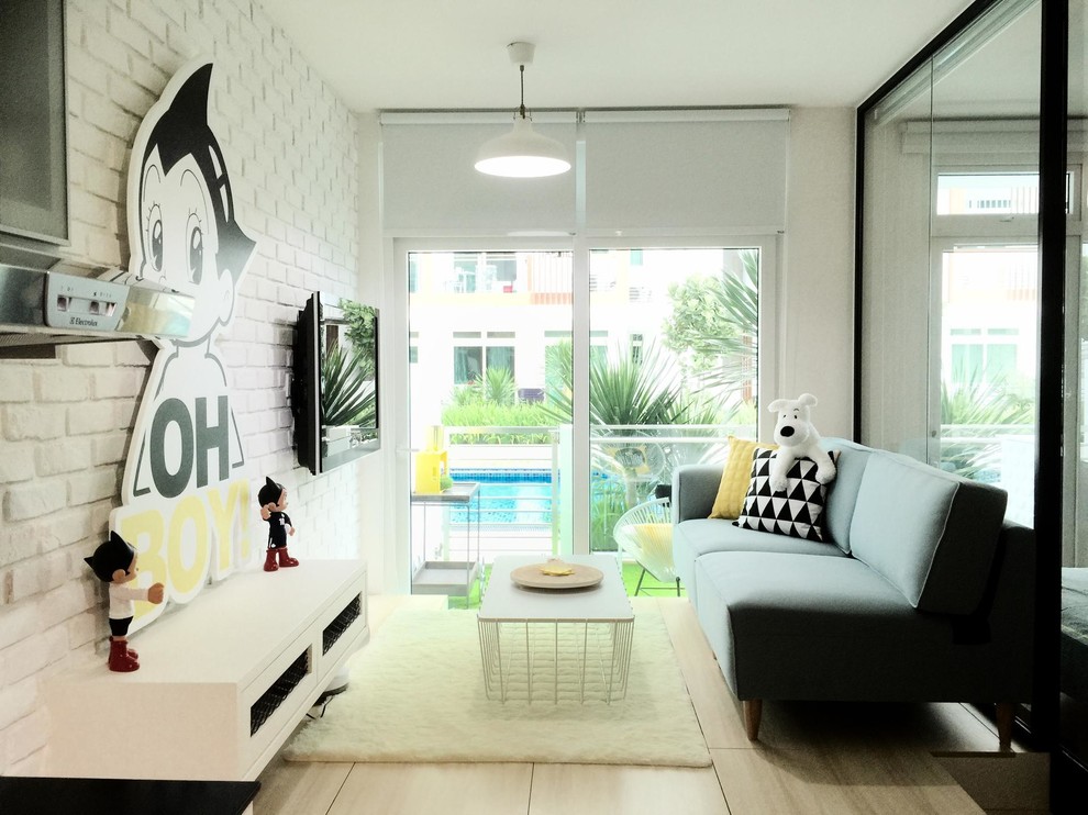 На фото: изолированная гостиная комната в современном стиле с белыми стенами, светлым паркетным полом и телевизором на стене с