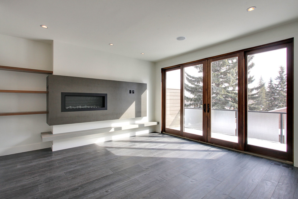 Imagen de salón abierto minimalista de tamaño medio con paredes blancas, suelo de madera en tonos medios y chimenea lineal