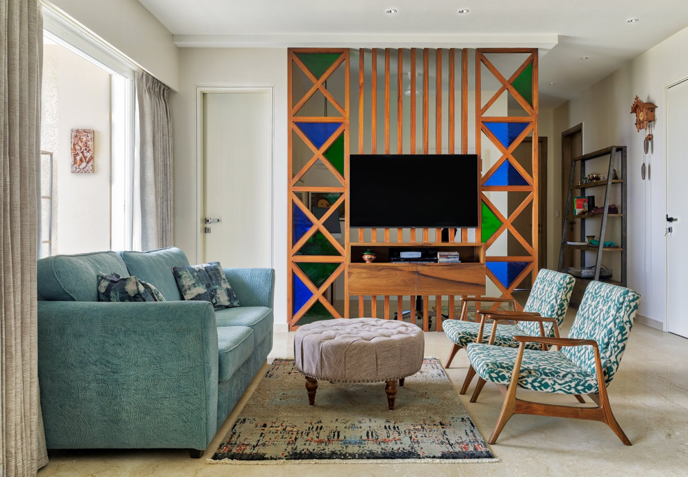 Idee per un soggiorno tropicale di medie dimensioni e aperto con pareti beige, TV a parete e pavimento beige