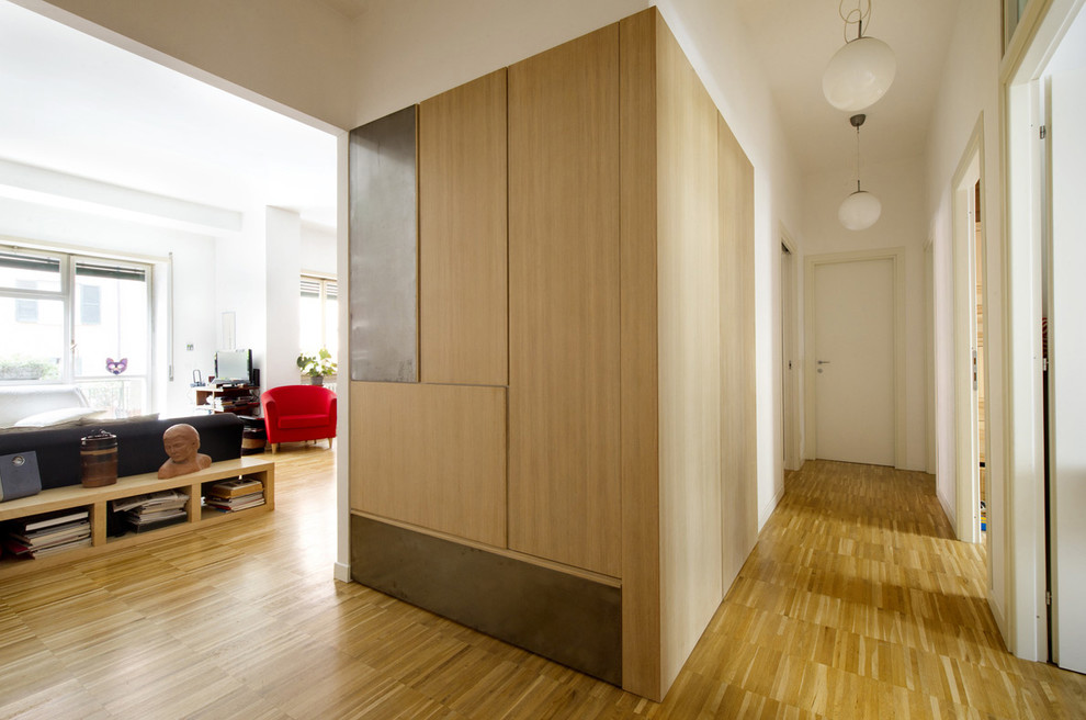 Modelo de salón abierto contemporáneo grande con paredes blancas y suelo de madera en tonos medios