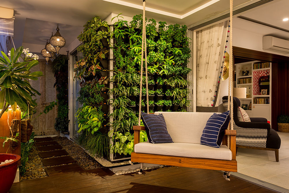 Idee per un soggiorno eclettico con pareti beige e pavimento marrone