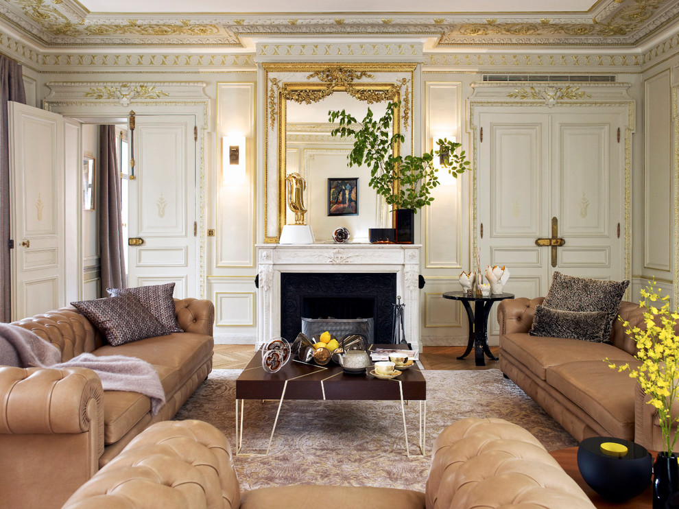 Свежая идея для дизайна: парадная, изолированная гостиная комната в классическом стиле с белыми стенами, паркетным полом среднего тона, стандартным камином и коричневым диваном - отличное фото интерьера