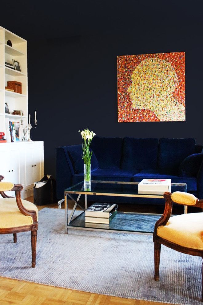 Mittelgroßes, Repräsentatives, Offenes Eklektisches Wohnzimmer ohne Kamin mit blauer Wandfarbe, hellem Holzboden und beigem Boden in Paris