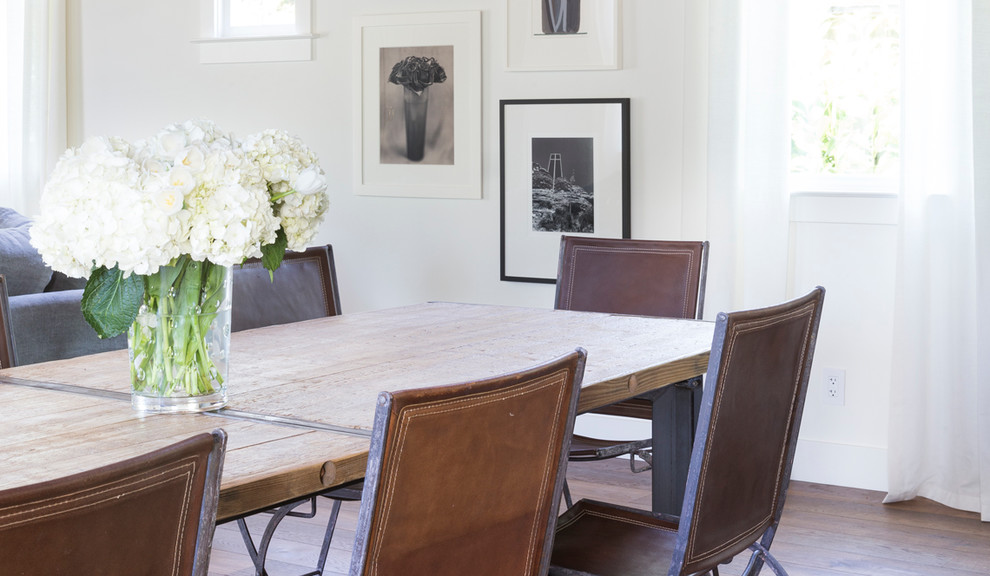 Immagine di una sala da pranzo country di medie dimensioni con pareti bianche, pavimento in legno massello medio, nessun camino e pavimento marrone
