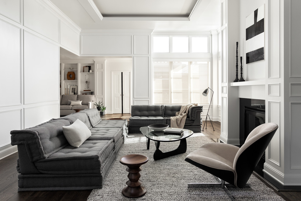 Repräsentatives, Abgetrenntes Klassisches Wohnzimmer mit weißer Wandfarbe, dunklem Holzboden und Kamin in Portland