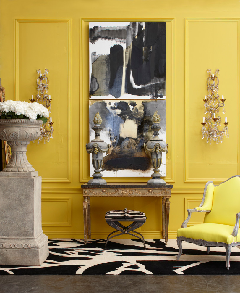 Стильный дизайн: парадная, открытая гостиная комната среднего размера в стиле фьюжн с желтыми стенами, ковровым покрытием и белым полом без камина, телевизора - последний тренд