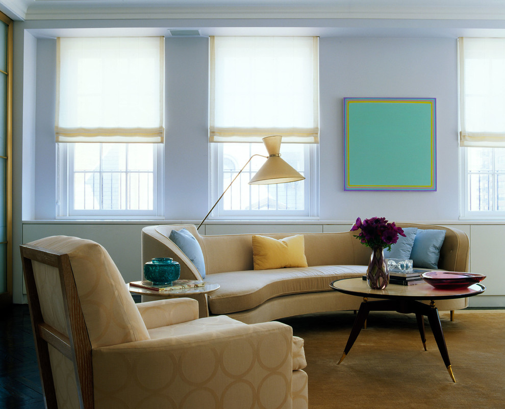 Repräsentatives, Offenes Modernes Wohnzimmer mit blauer Wandfarbe in New York