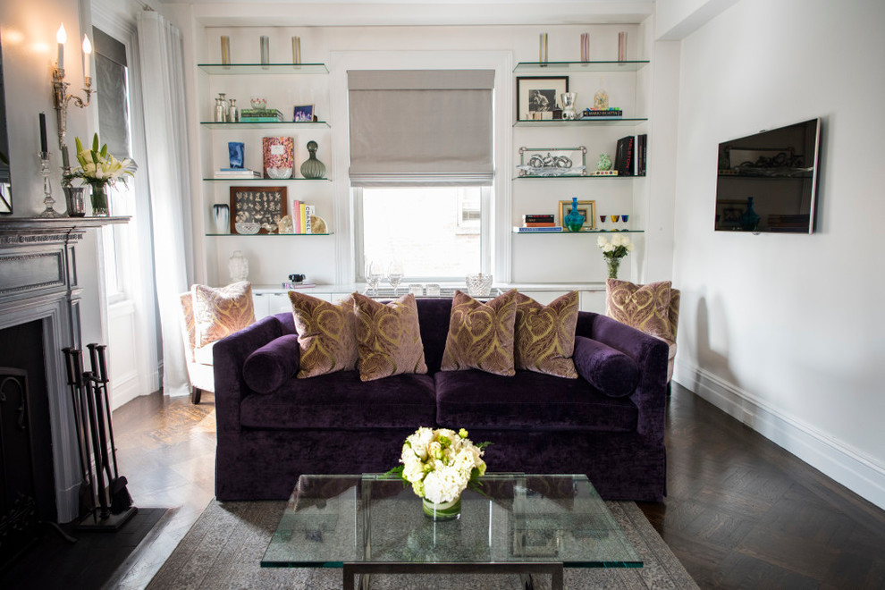 Mittelgroßes, Abgetrenntes Shabby-Style Wohnzimmer mit Hausbar, weißer Wandfarbe, dunklem Holzboden, Kamin, Kaminumrandung aus Holz, TV-Wand und braunem Boden in New York