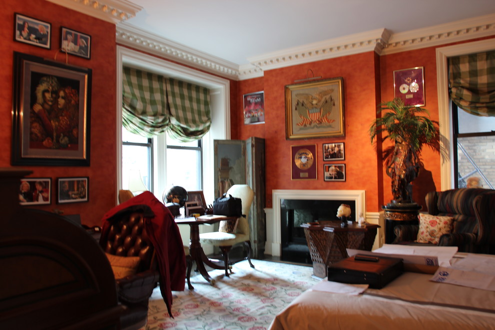Пример оригинального дизайна: изолированная гостиная комната среднего размера в классическом стиле с с книжными шкафами и полками, коричневыми стенами, темным паркетным полом, стандартным камином, фасадом камина из дерева и бежевым полом без телевизора