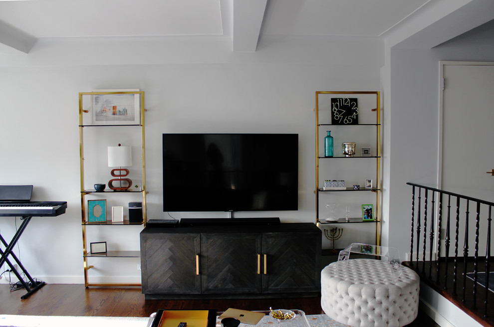 Diseño de salón abierto minimalista pequeño con paredes grises y televisor independiente