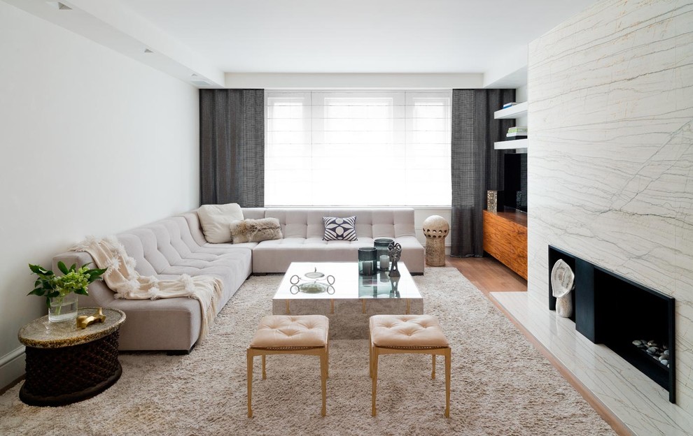 Ispirazione per un soggiorno minimal con pavimento in legno massello medio, cornice del camino in pietra e pareti bianche