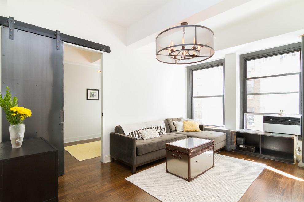 Abgetrenntes, Kleines, Repräsentatives Modernes Wohnzimmer ohne Kamin mit weißer Wandfarbe, braunem Holzboden, TV-Wand und braunem Boden in New York