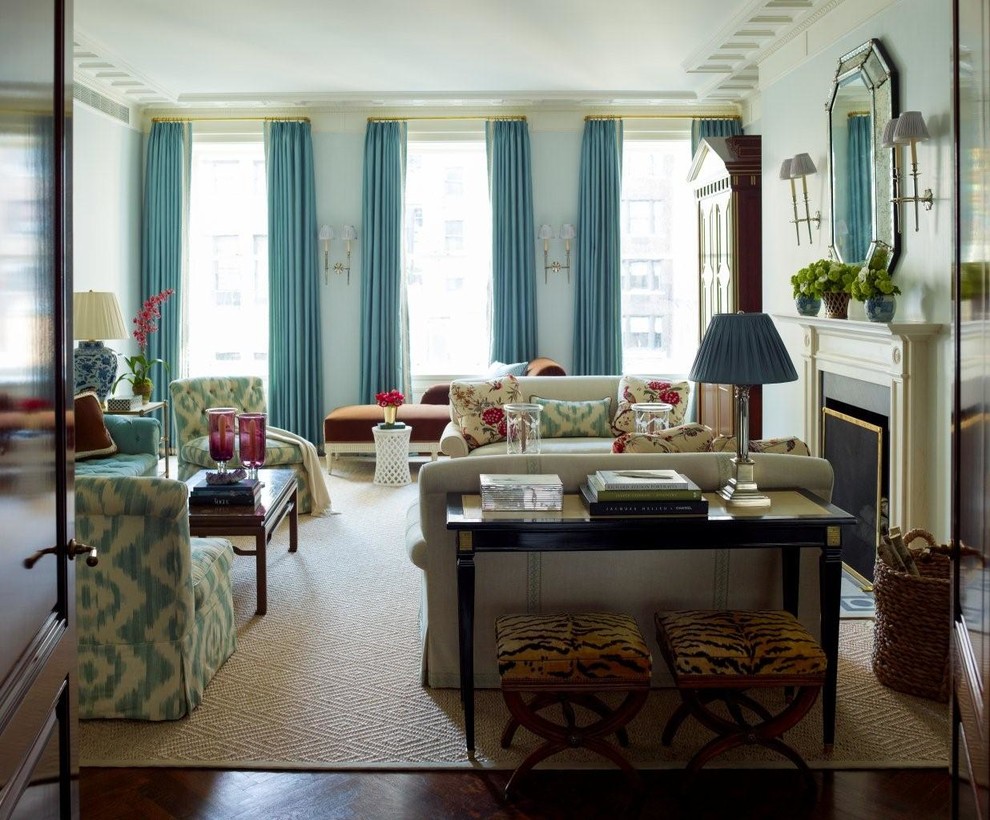 На фото: парадная, изолированная гостиная комната среднего размера в классическом стиле с синими стенами, паркетным полом среднего тона, стандартным камином и фасадом камина из камня