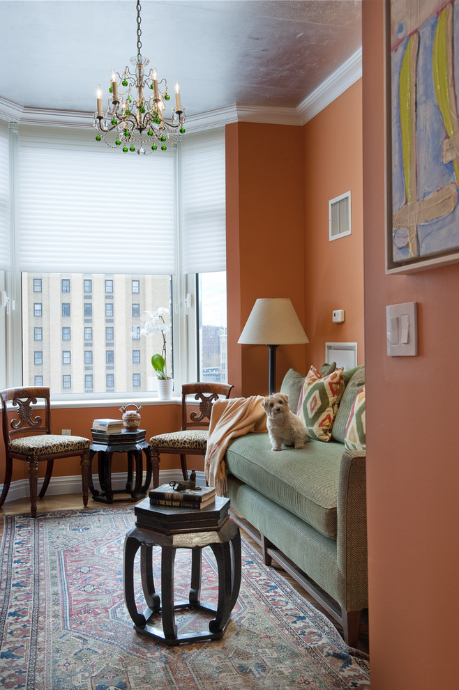 Mittelgroßes, Fernseherloses, Abgetrenntes Modernes Wohnzimmer ohne Kamin mit oranger Wandfarbe und Teppichboden in New York