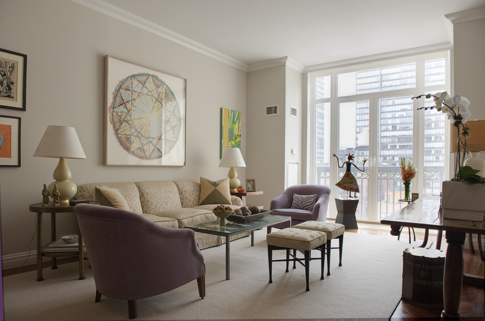 Mittelgroßes, Fernseherloses, Offenes Modernes Wohnzimmer ohne Kamin mit beiger Wandfarbe und Teppichboden in New York