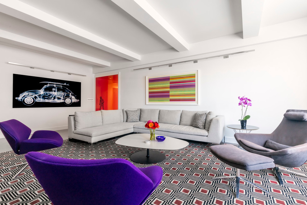 На фото: гостиная комната в современном стиле с белыми стенами и ковровым покрытием