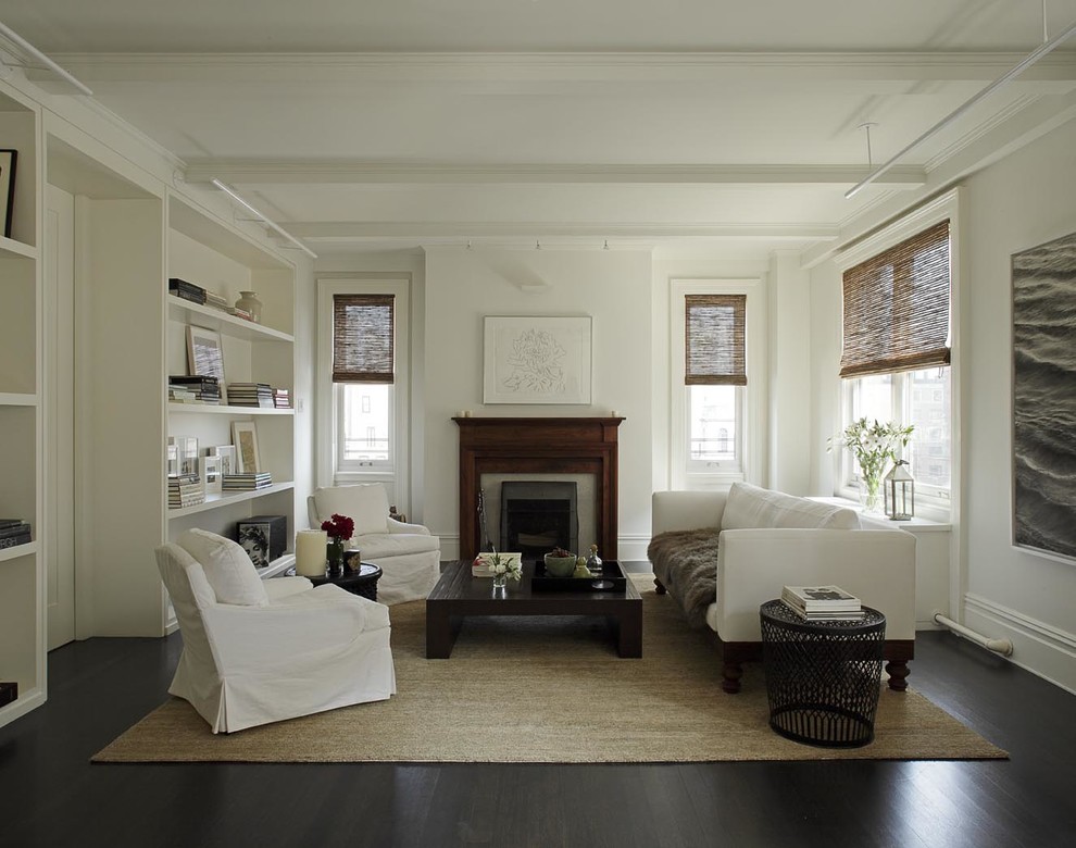 Modelo de salón minimalista con paredes blancas y todas las chimeneas
