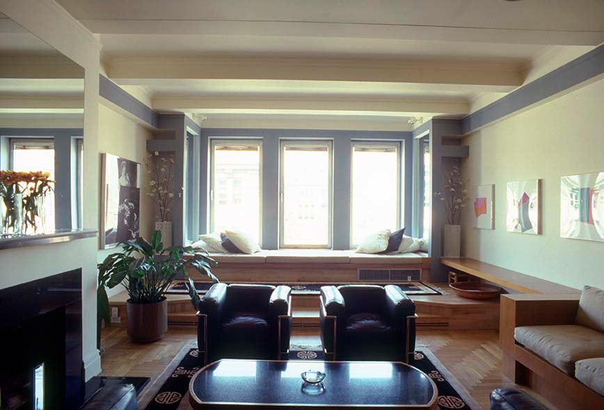 Esempio di un grande soggiorno moderno aperto con pareti blu, parquet chiaro, camino classico e cornice del camino in pietra