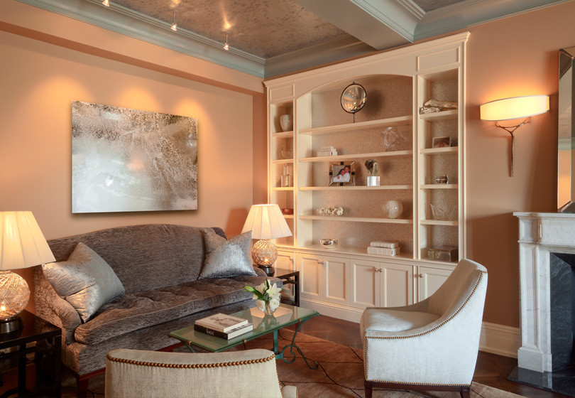 Cette photo montre un salon mansardé ou avec mezzanine tendance avec une salle de réception, un mur orange, une cheminée standard et un manteau de cheminée en pierre.