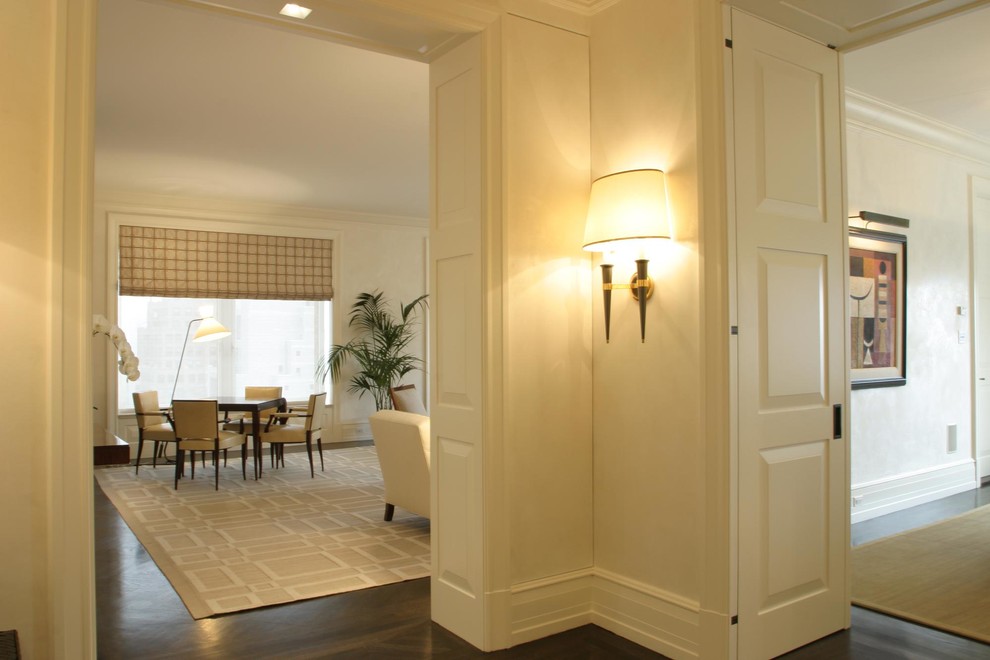 Immagine di un soggiorno chic di medie dimensioni e chiuso con pareti marroni, parquet scuro e pavimento marrone