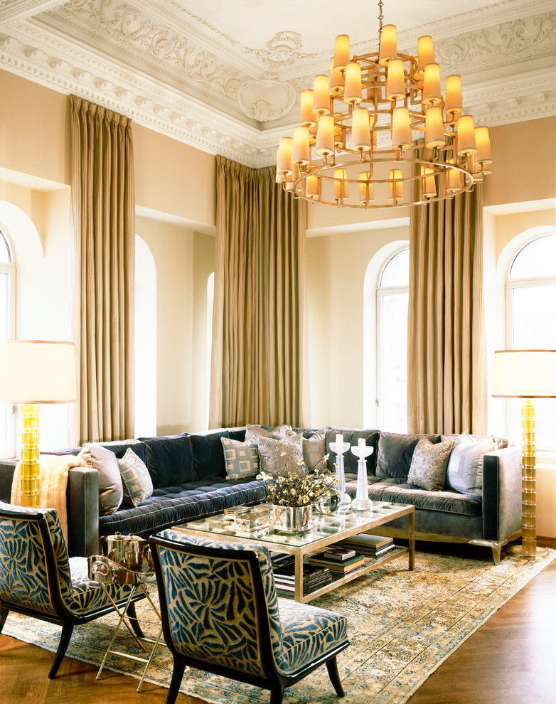 Inspiration pour un très grand salon mansardé ou avec mezzanine traditionnel avec une salle de réception, un mur beige et parquet clair.