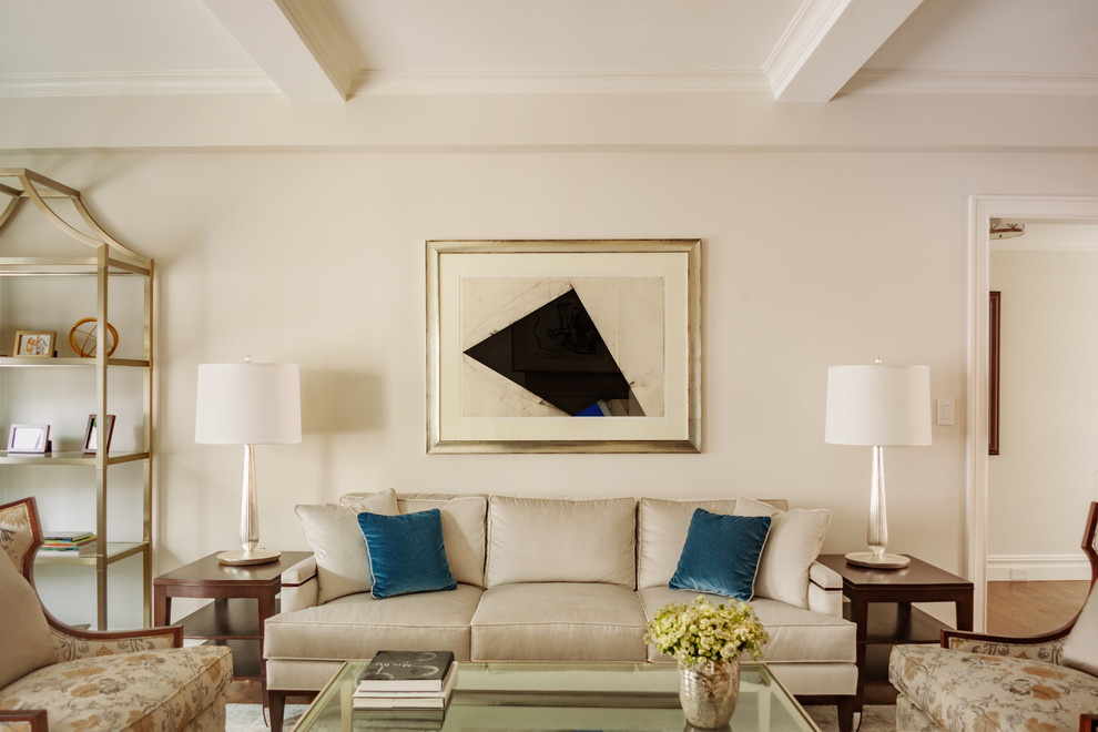 Foto di un soggiorno tradizionale di medie dimensioni e aperto con pavimento marrone, sala formale, pareti bianche, pavimento in legno massello medio e nessuna TV