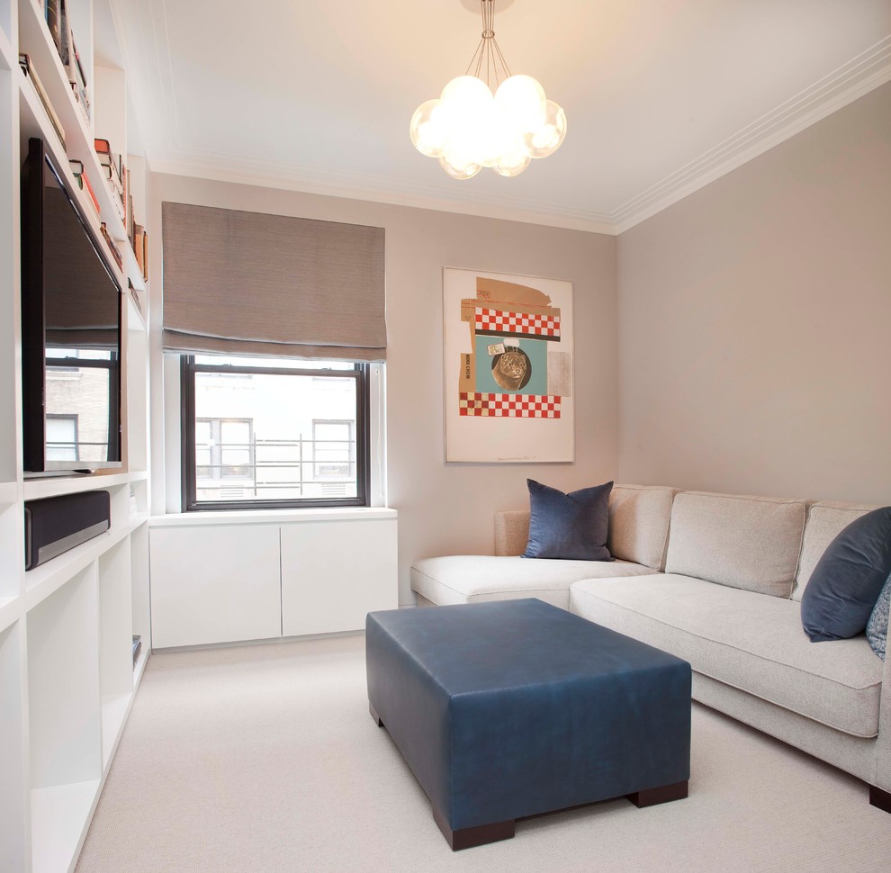 Abgetrenntes Modernes Wohnzimmer mit beiger Wandfarbe, Teppichboden und Multimediawand in New York
